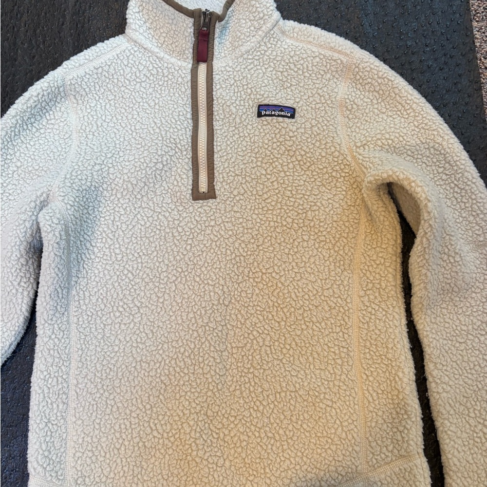 Patagonia w’s 3/4 zip synchilla. Offwht w/ olive trim&wine zip tab.Medium weight - Picture 8 of 8